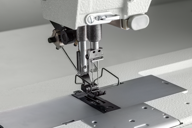 Equipped with needle breakage prevention function while reverse sewing
